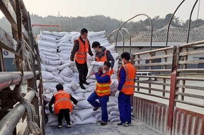 協同增效，保障運輸——云天化磷化集團飼鈣銷售團隊積極參與鐵路裝車及貨物打包服務